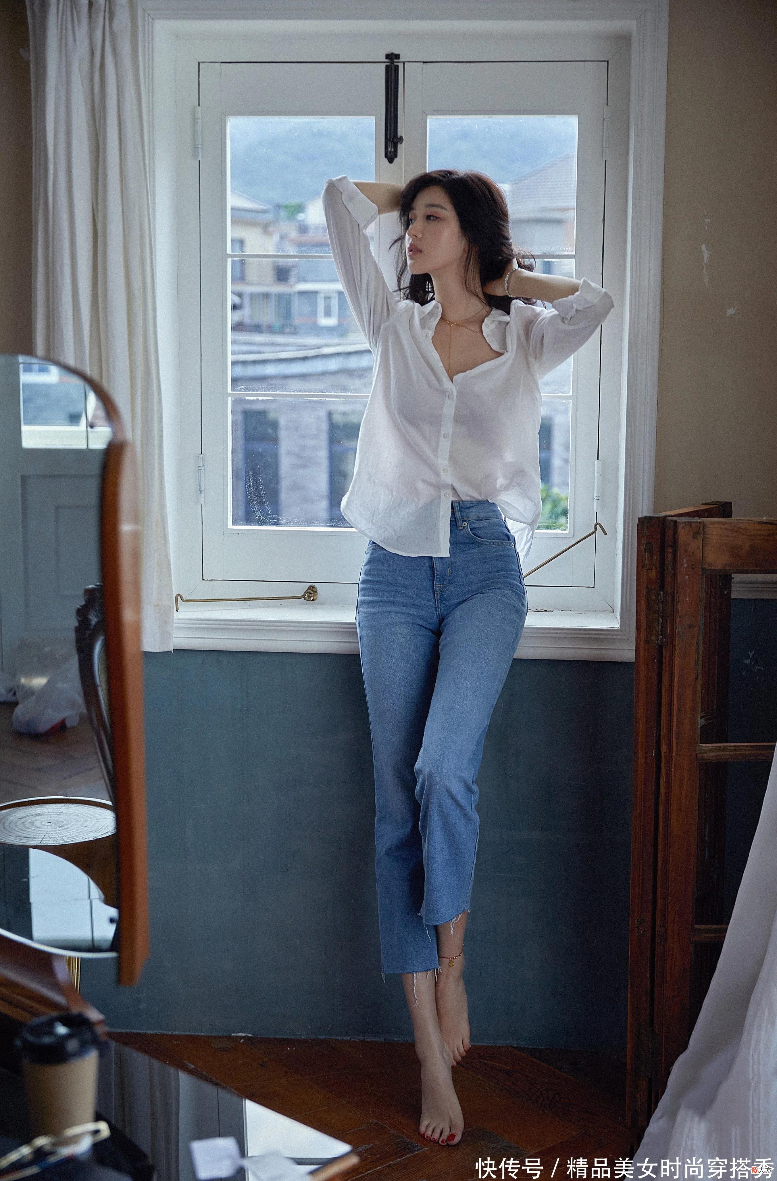 【就爱时尚】夏日里选择轻薄款式的牛仔裤无论搭配什么，都能展现不同的女人味，优雅又减龄