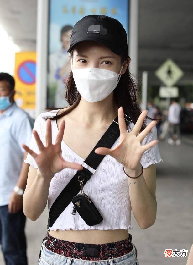 【时尚一点】金晨现身机场手上的动作引起网友热议，网友：龙爪手与周星驰同款