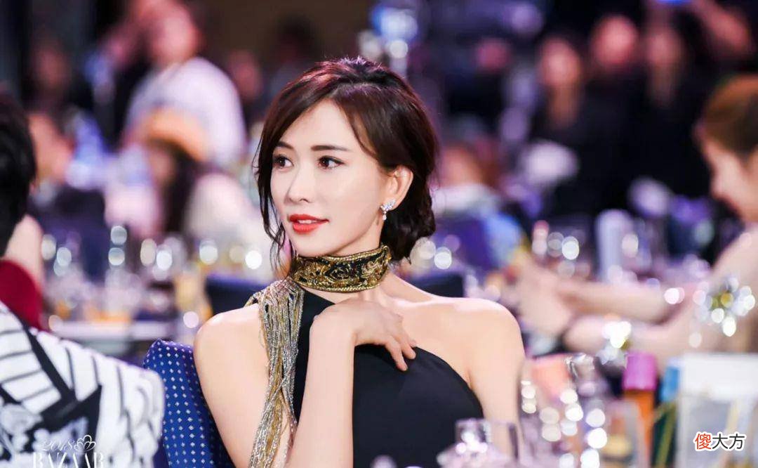 【就爱时尚】女神的好身材真是令人羡慕，身穿吊带礼服露出锁骨，十分迷人
