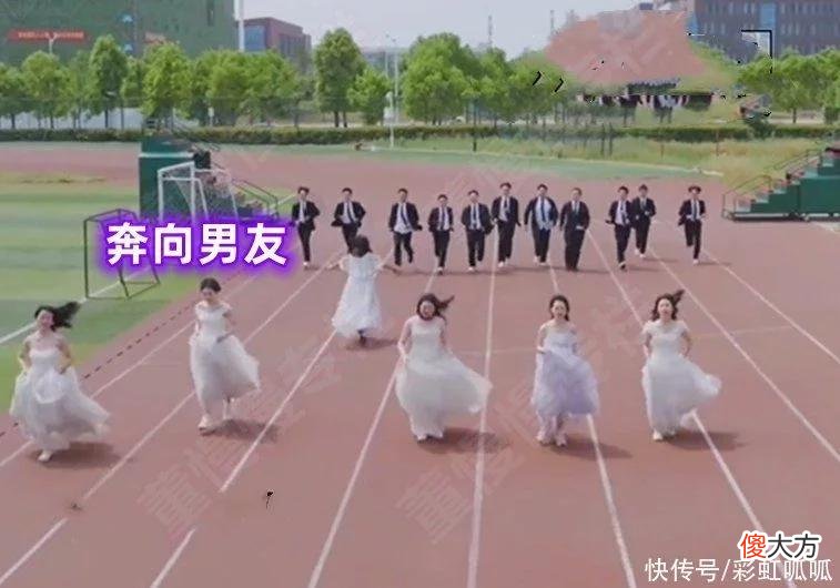 【时尚一点】女生穿婚纱拍毕业照被吐槽，男生：婚纱照和男同学在一起拍？