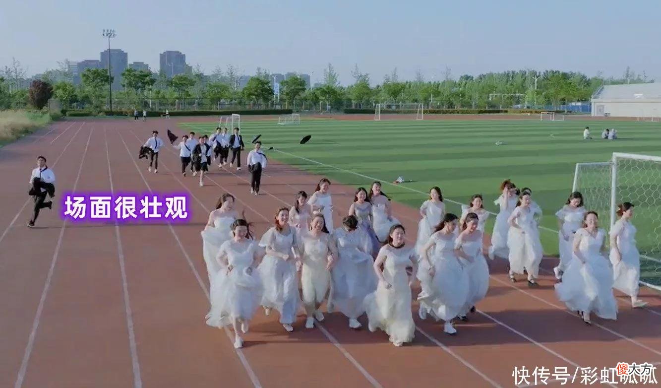 【时尚一点】女生穿婚纱拍毕业照被吐槽，男生：婚纱照和男同学在一起拍？
