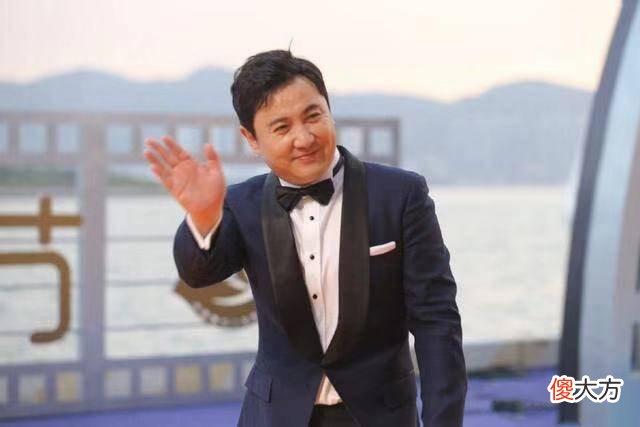 【时尚一点】武警大男子形象po出去了，原来男人卖起萌来也没女人啥事了