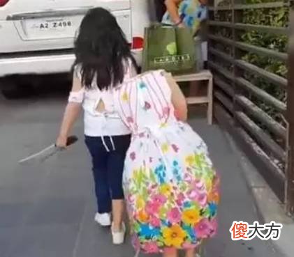 【时尚一点】妈妈给女儿设计的万圣节装扮服装，看起来有点逼真