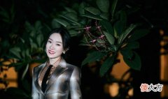 【就爱时尚】时髦减龄两不误女性裙装可以说多到数不过来