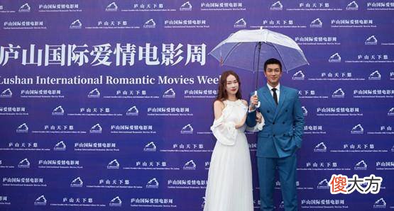 【就爱时尚】时髦减龄两不误女性裙装可以说多到数不过来