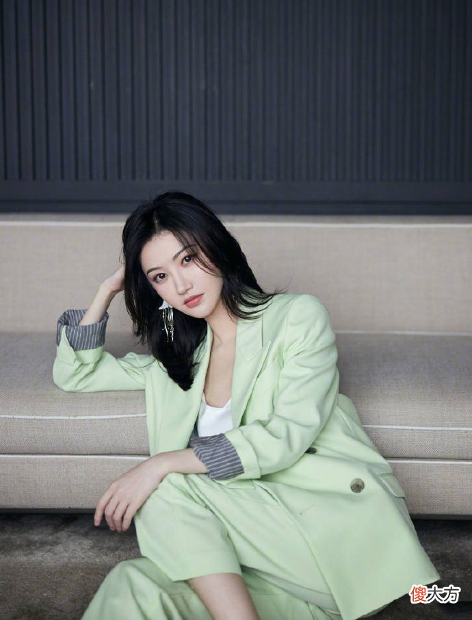【时尚一点】景甜一身青草绿的西装套装，纤细的吊带修饰完美的直角肩线
