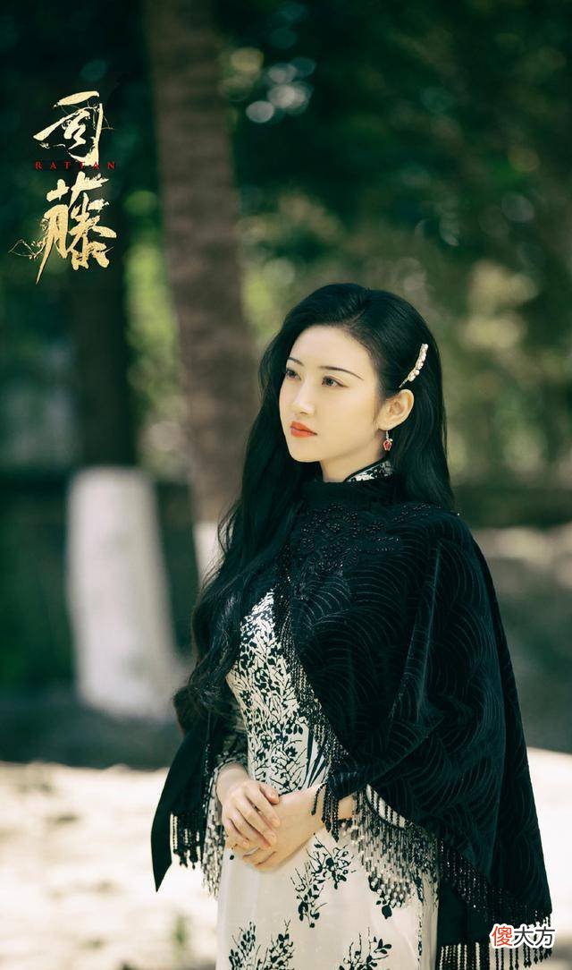 【时尚一点】景甜一身青草绿的西装套装，纤细的吊带修饰完美的直角肩线