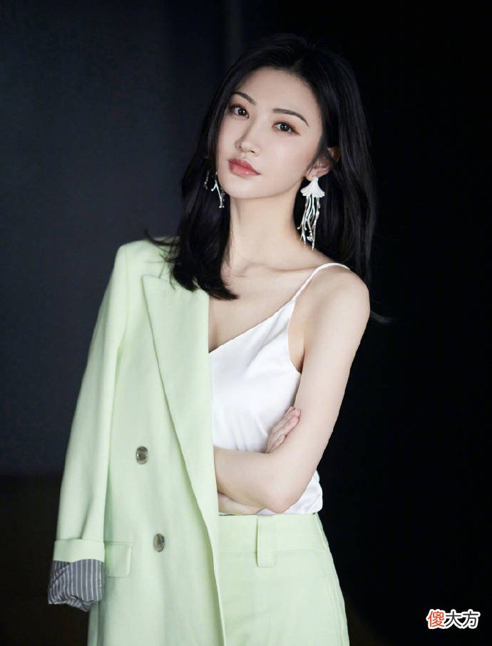 【时尚一点】景甜一身青草绿的西装套装，纤细的吊带修饰完美的直角肩线