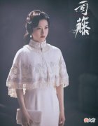 【时尚一点】景甜一身青草绿的西装套装，纤细的吊带修饰完美的直角肩线