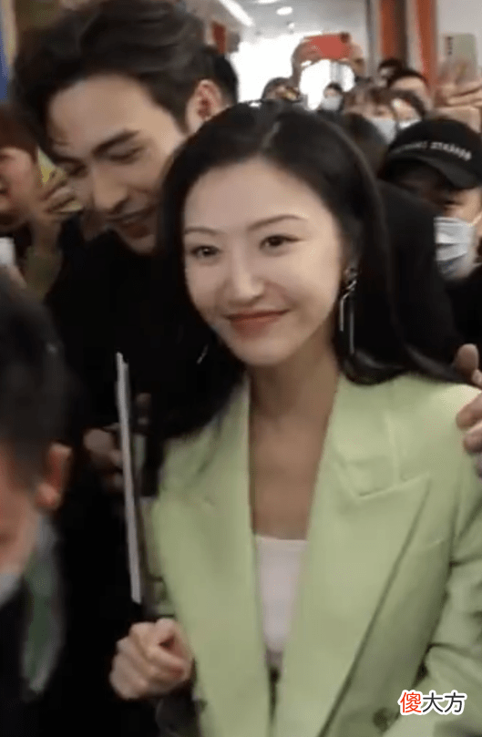 【时尚一点】景甜一身青草绿的西装套装，纤细的吊带修饰完美的直角肩线