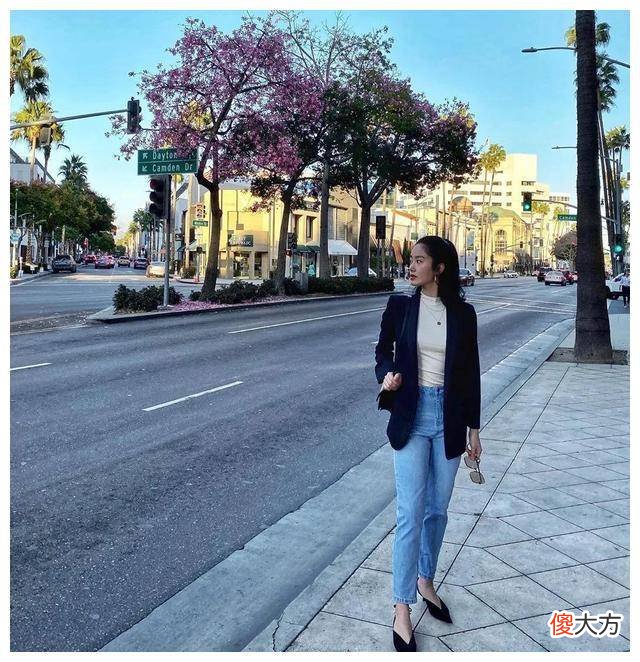 【时尚一点】《芳华》杨采钰的半身裙很甜，什么角度都很漂亮