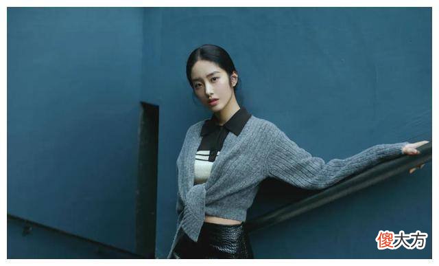 【时尚一点】《芳华》杨采钰的半身裙很甜，什么角度都很漂亮