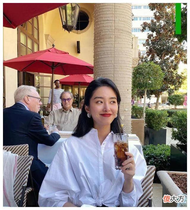 【时尚一点】《芳华》杨采钰的半身裙很甜，什么角度都很漂亮