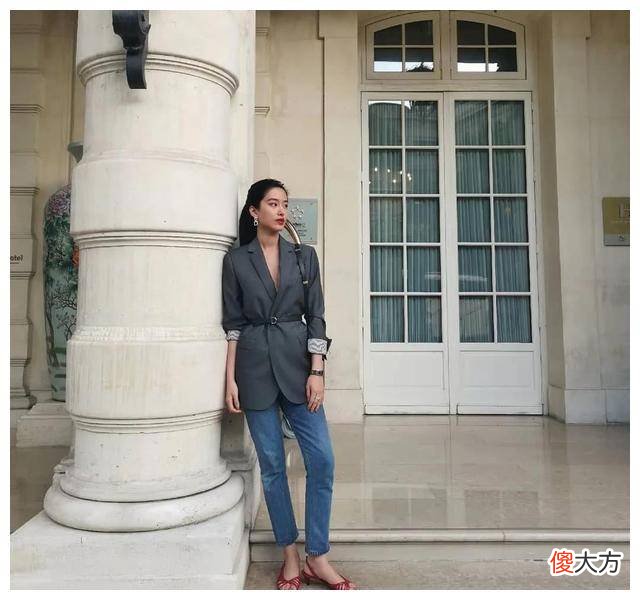 【时尚一点】《芳华》杨采钰的半身裙很甜，什么角度都很漂亮
