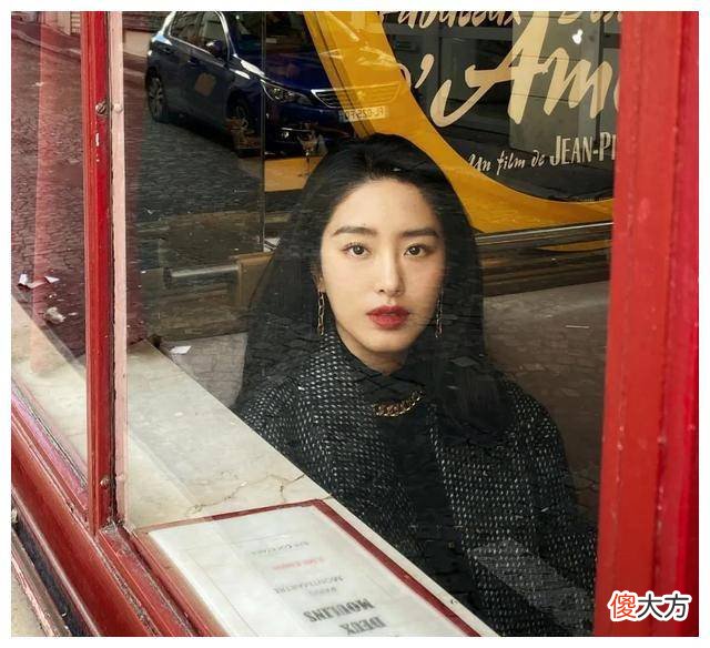 【时尚一点】《芳华》杨采钰的半身裙很甜，什么角度都很漂亮