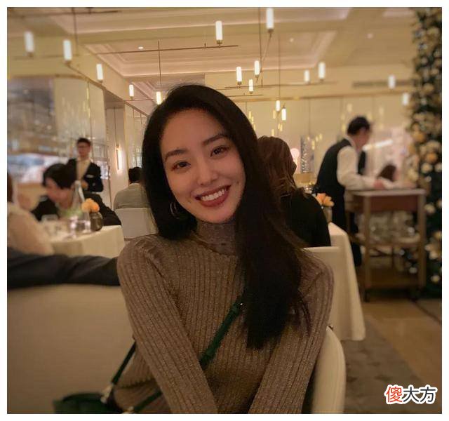 【时尚一点】《芳华》杨采钰的半身裙很甜，什么角度都很漂亮