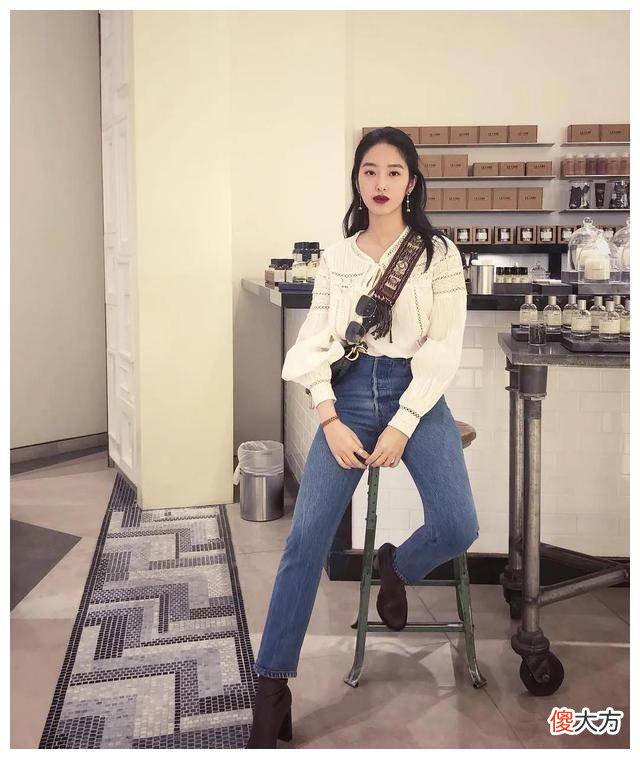 【时尚一点】《芳华》杨采钰的半身裙很甜，什么角度都很漂亮