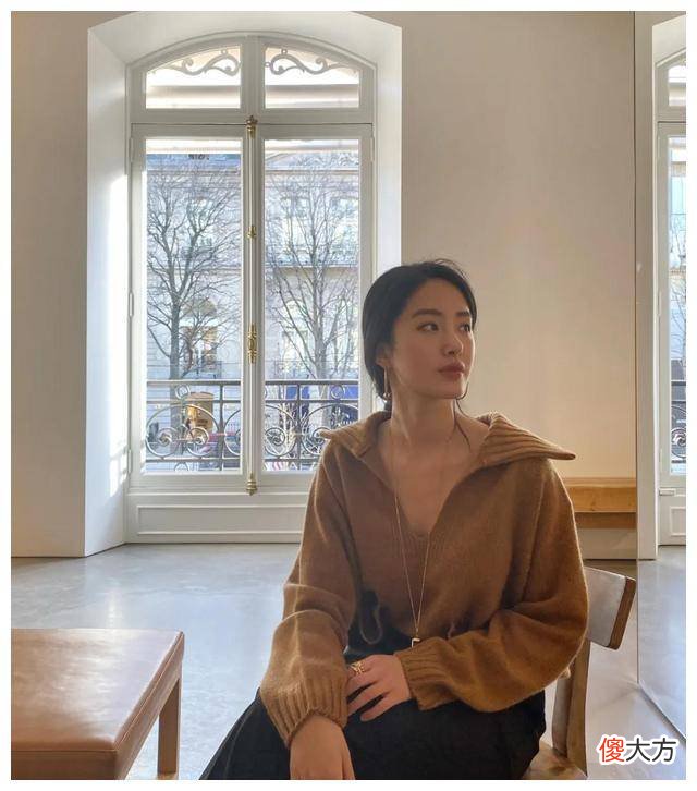 【时尚一点】《芳华》杨采钰的半身裙很甜，什么角度都很漂亮