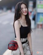 【就爱时尚】虞书欣时尚起来也遭不住，背心长发太撩人，网友：美女走花路