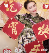 【时尚一点】张柏芝穿着改良式的旗袍，皮肤紧致，双腿纤细，岁月没留下痕迹