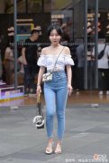 【时尚一点】白色抹胸上衣搭配紧身牛仔裤，尽显完美凹凸身材，性感十足