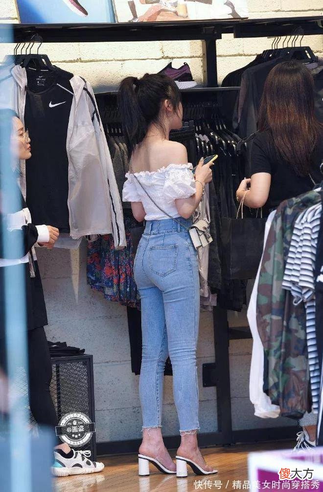 【时尚一点】白色抹胸上衣搭配紧身牛仔裤，尽显完美凹凸身材，性感十足