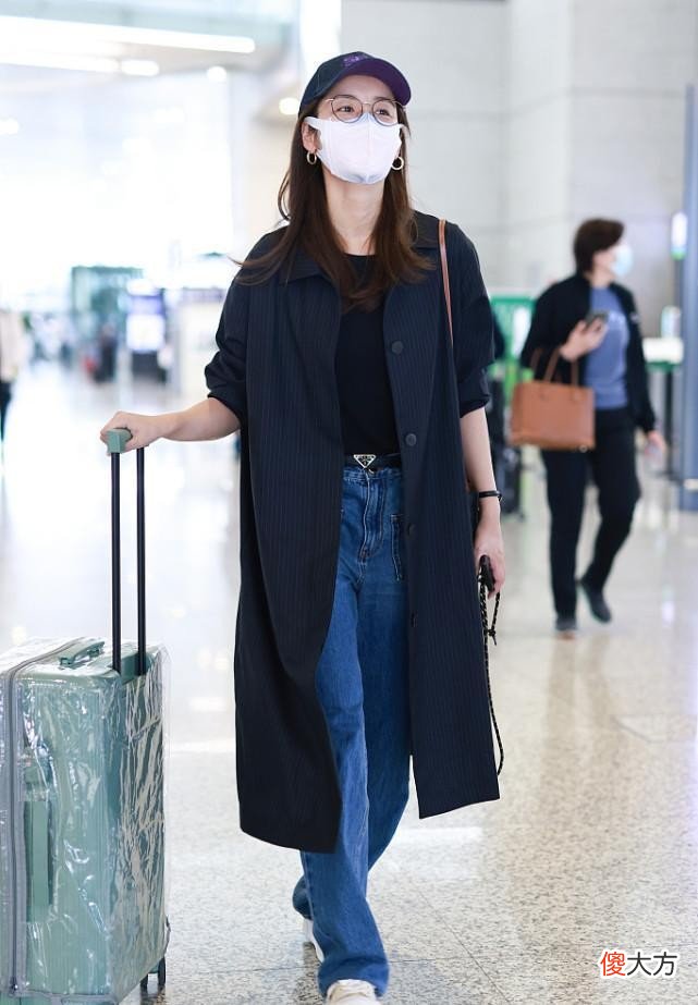 【就爱时尚】吕一不愧是“氧气型美女”，穿一身瑜伽服配白衬衫，也很优雅