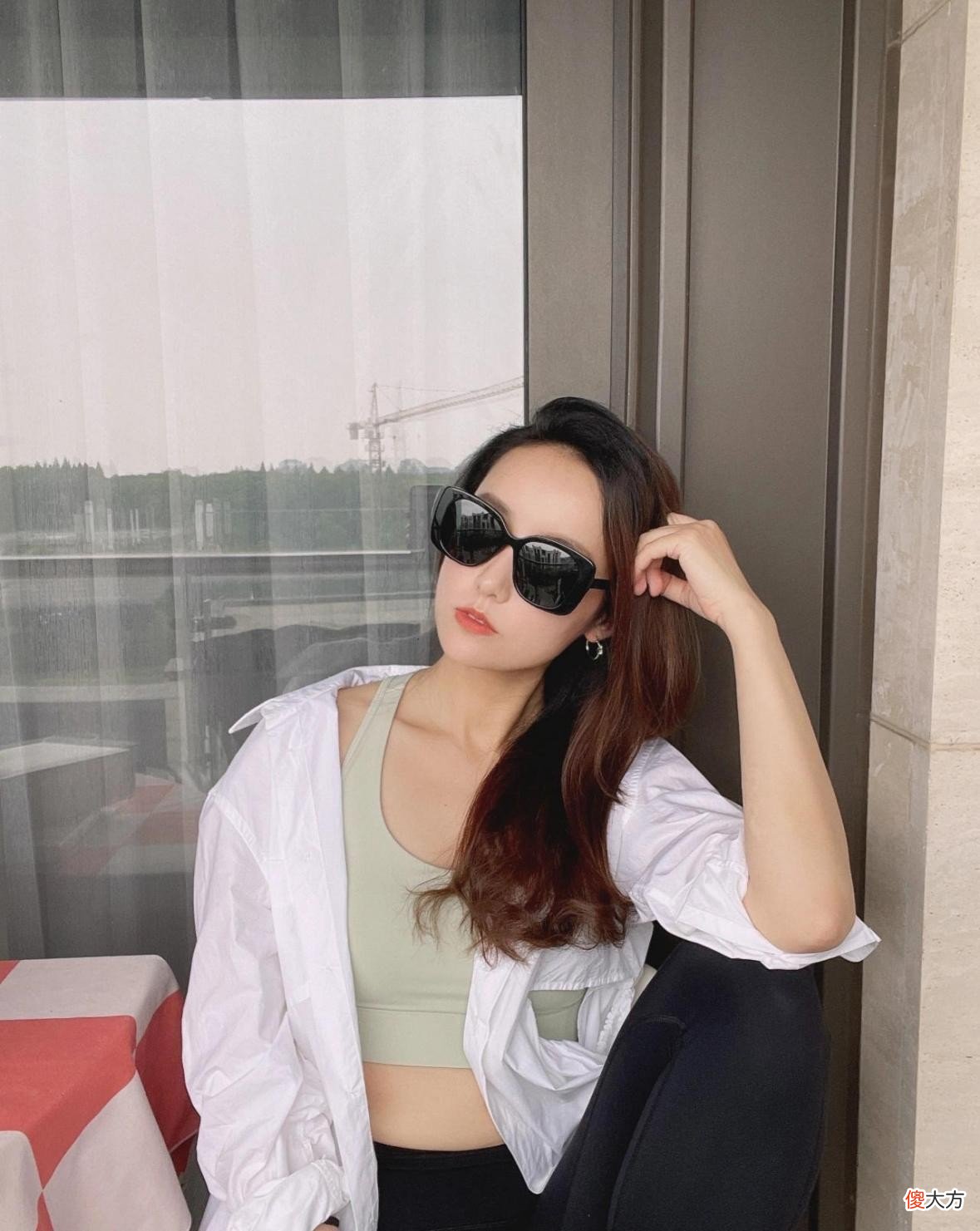 【就爱时尚】吕一不愧是“氧气型美女”，穿一身瑜伽服配白衬衫，也很优雅
