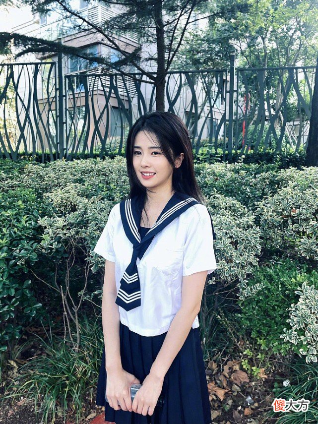 【时尚一点】白鹿还挺懂穿搭的，私下拍写真穿百褶裙，显年纪小看着挺清纯