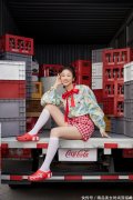 【时尚一点】碎花雪纺衫下搭格子短裤，活力十足，个性鲜明