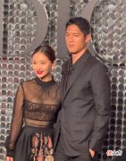 【就爱时尚】王子文携男友走红毯，身穿印花裙闪耀红毯，又时尚又魅惑