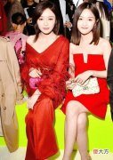 【时尚一点】吴宣仪的气质太高级了，就算和秦岚同框也不怂，穿红裙好亮眼