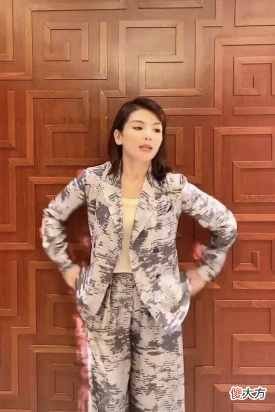 【时尚一点】刘涛当总裁“上瘾”，穿身“吸烟装”a到爆，一般人真驾驭不了
