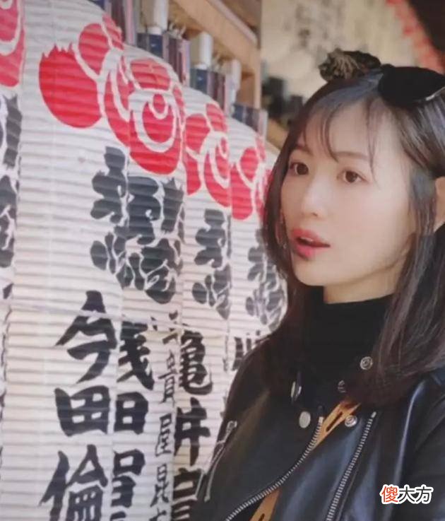 【就爱时尚】33岁马蓉分手后越来越少女，穿黑色皮衣配百褶短裙，甜美又减龄