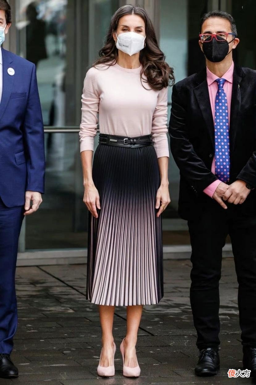 【时尚一点】中年女人穿“长褶裙”才高级，3招解决显矮难题，158也能穿出高挑