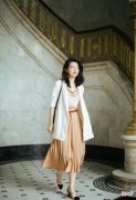 【时尚一点】中年女人穿“长褶裙”才高级，3招解决显矮难题，158也能穿出高挑