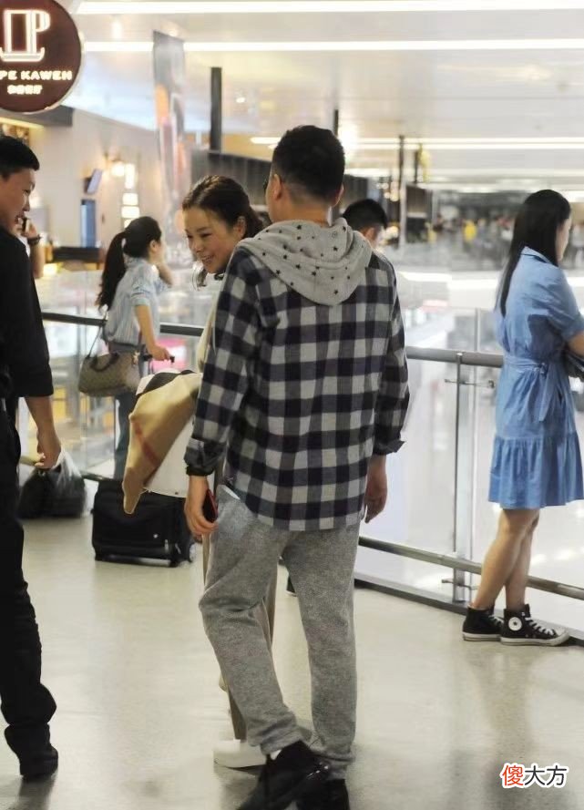 【就爱时尚】丁俊晖眼光不错，老婆气质好还是富婆，穿“宽松风”也难掩好身材