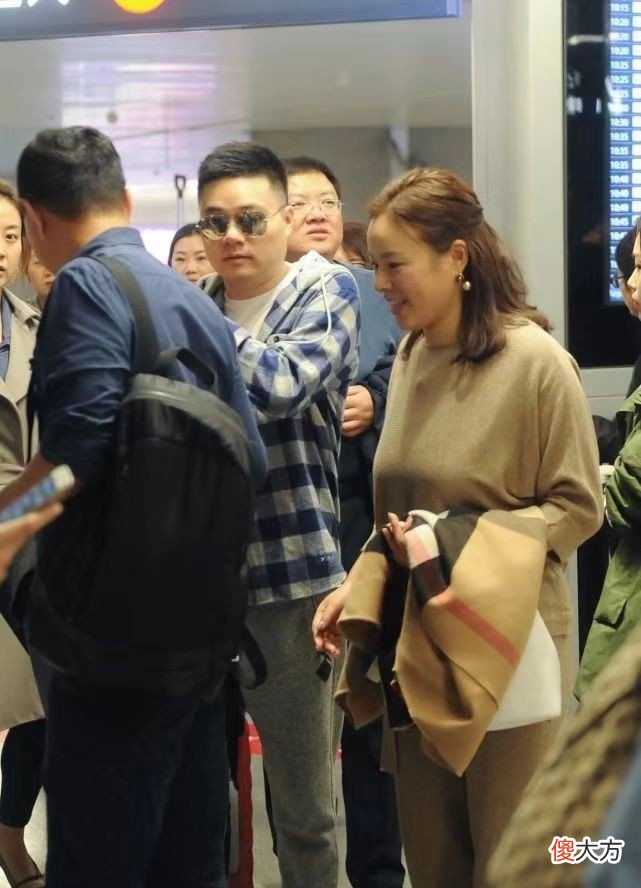 【就爱时尚】丁俊晖眼光不错，老婆气质好还是富婆，穿“宽松风”也难掩好身材