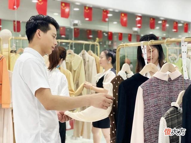 【就爱时尚】线上线下“双通路”，汉派服装搭乘电商快车销全国