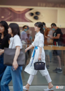 【时尚一点】杭州最真实的夏季街拍是这样，穿裤子的女生会更多，每一套都好看