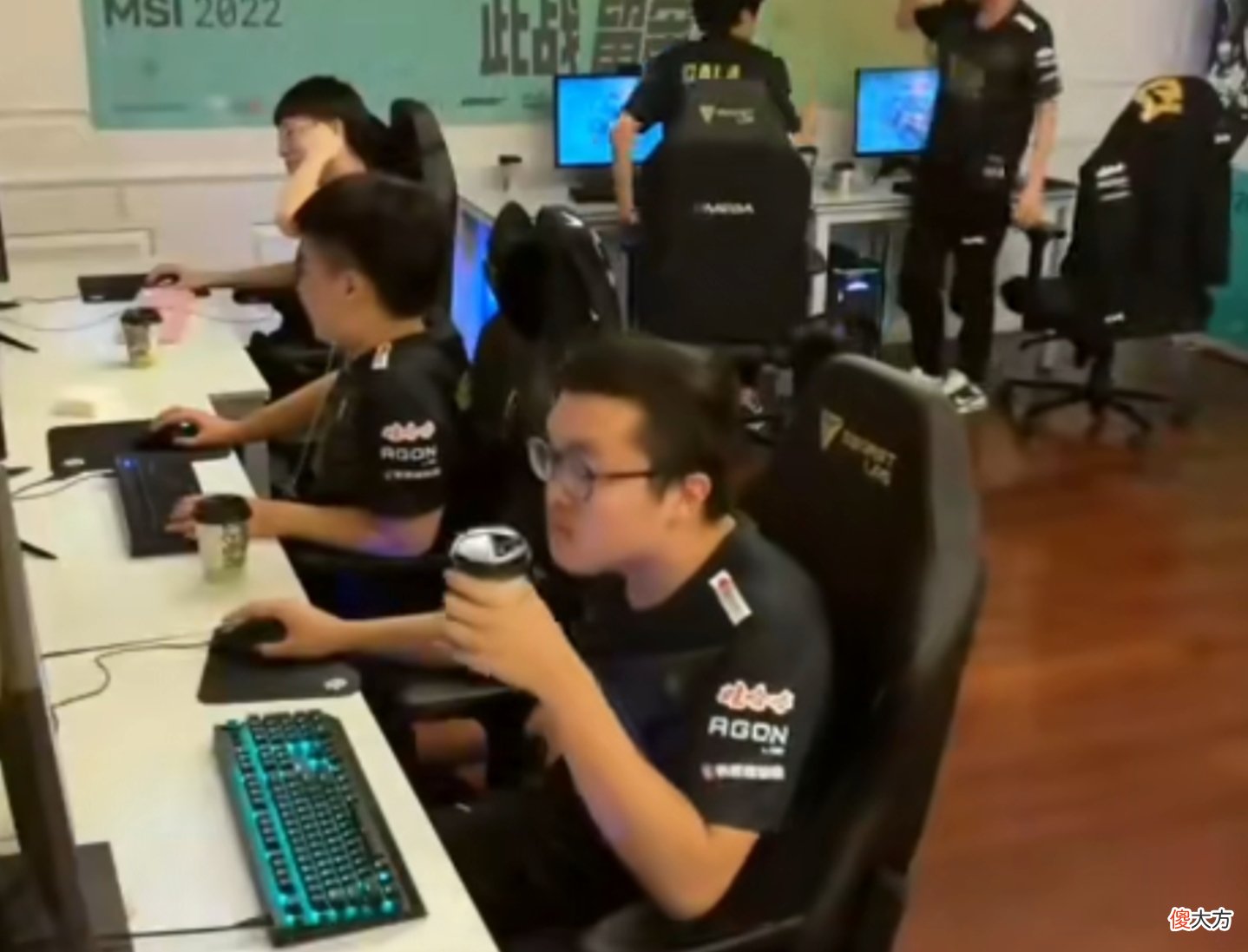 【游戏世界】RNG3-2战胜T1，首个MSI三冠王，张嘉文：打的就是LCK赛区的精锐