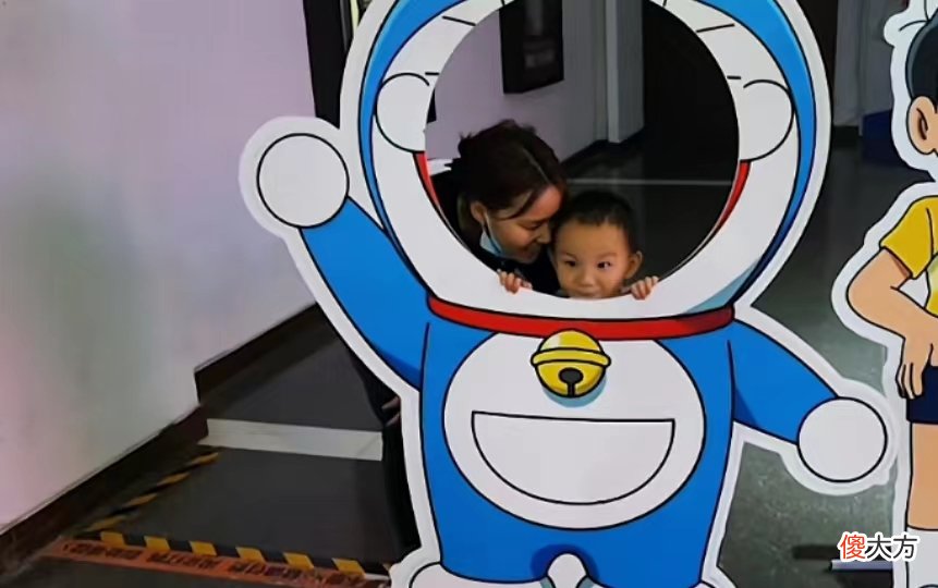 提前为孩子庆祝六一？熊磊晒楷楷模型前摆拍画面，母子互动很温馨