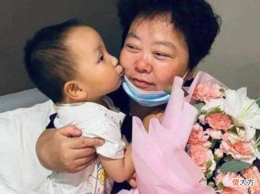 提前为孩子庆祝六一？熊磊晒楷楷模型前摆拍画面，母子互动很温馨