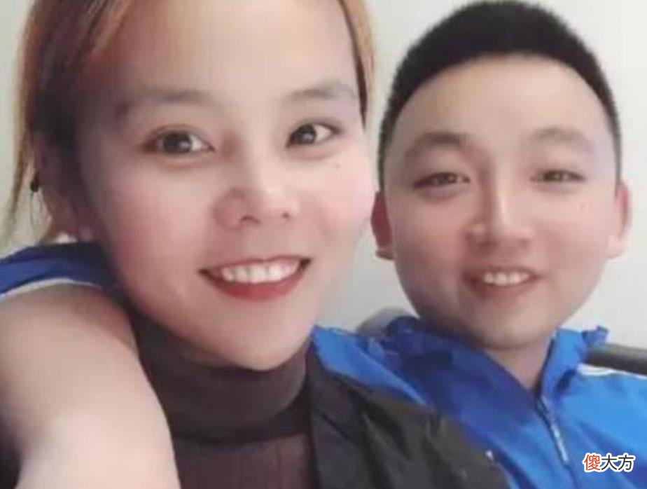 提前为孩子庆祝六一？熊磊晒楷楷模型前摆拍画面，母子互动很温馨