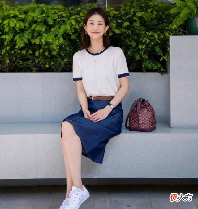 【时尚一点】夏日穿搭要以舒适为前提，高级感也不能少，简约的T恤穿搭就很不错