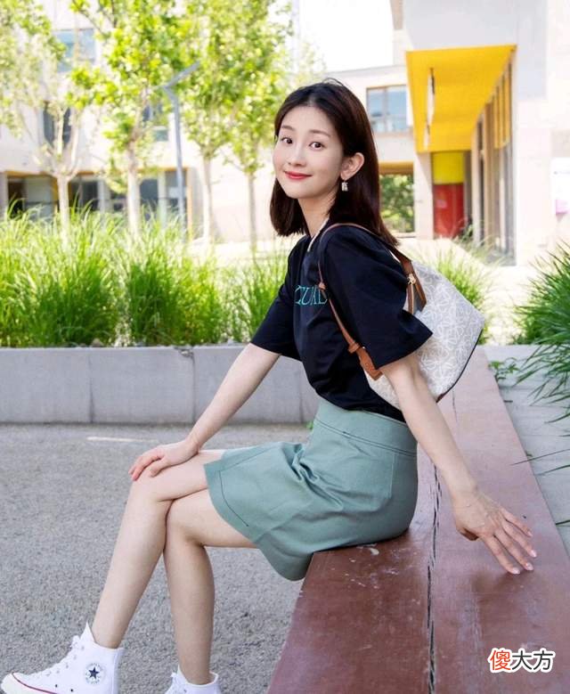 【时尚一点】夏日穿搭要以舒适为前提，高级感也不能少，简约的T恤穿搭就很不错