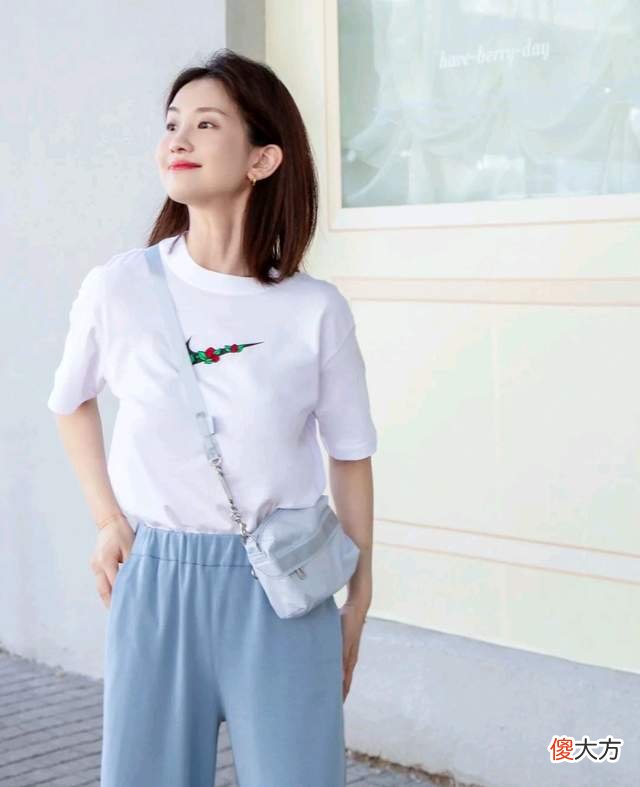 【时尚一点】夏日穿搭要以舒适为前提，高级感也不能少，简约的T恤穿搭就很不错