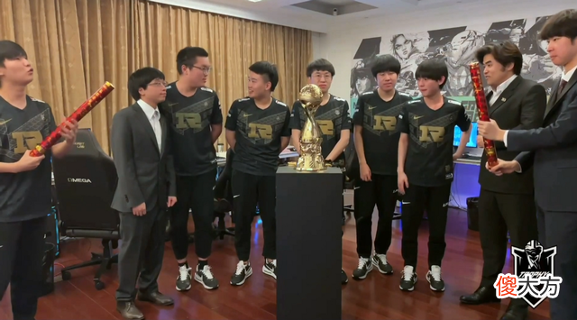 【游戏世界】MSI决赛中国战队RNG捧杯，3-2击败T1登顶热搜，RNG加冕三冠王！