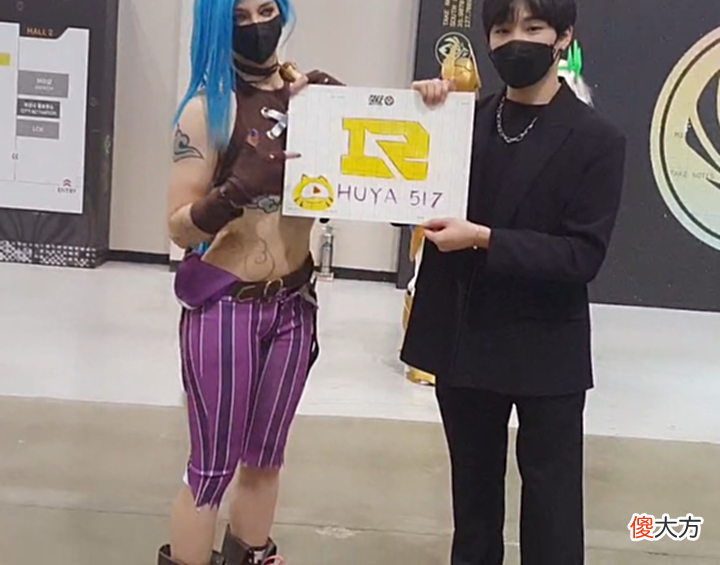 【游戏世界】户外主播小赵亲临MSI现场,高举RNG应援板!与当地粉丝激情对喷