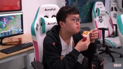 【游戏世界】RNG基地捧杯，可奖杯是哪儿来的？莫非拳头准备了2个奖杯？